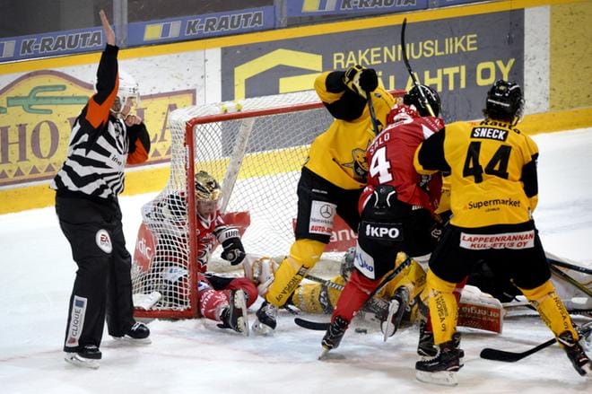 Sportin Michael Parks on Saipan maalissa ja Saipalainen lähtee jäähylle istumaan. KUVA: MIKA STRANDÉN
