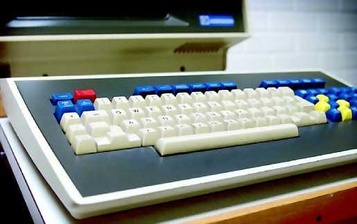 Kone menneisyydestä. Tietotekniikan kehitys Suomessa on koottu yksiin kansiin.