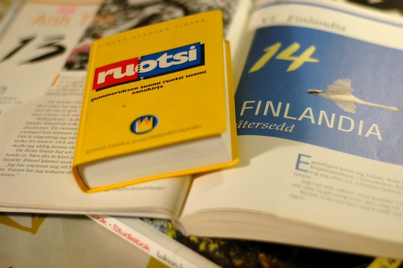 Oulun kaupunki ohjeistaa kouluja, että oppilaat kuljettaisivat tarvitsemiaan oppikirjoja päivittäin koulussa. Kuvituskuva ei liity