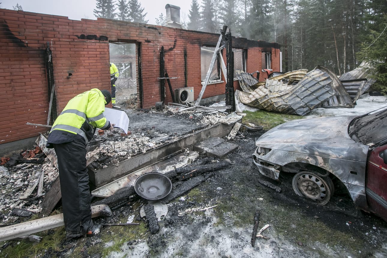 Juurussuolla sijainnut omakotitalo tuhoutui tulipalossa täysin.