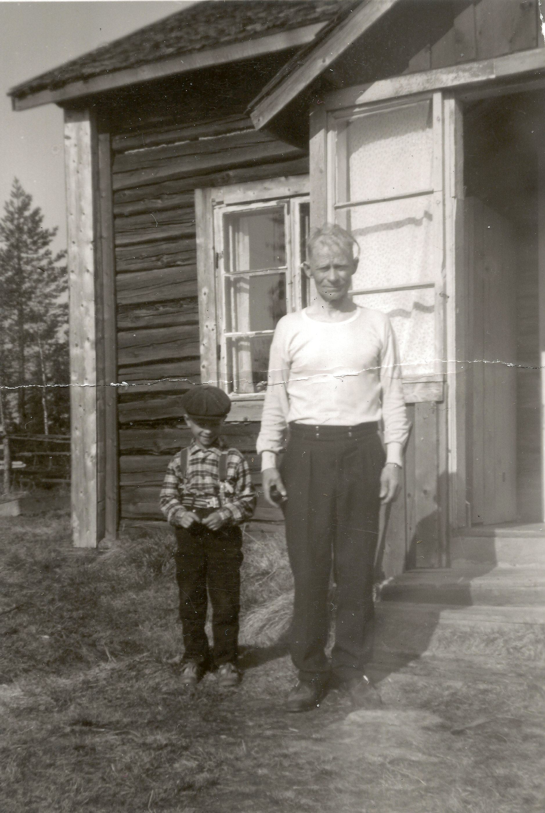Yrjö Arhippainen kotinsa edustalla pojanpoikansa Timo Arhippaisen kanssa 4.6.1961.