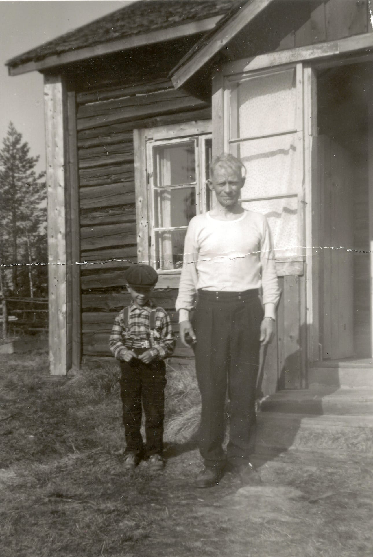 Yrjö Arhippainen kotinsa edustalla pojanpoikansa Timo Arhippaisen kanssa 4.6.1961.