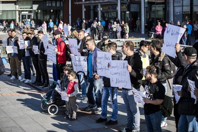 Irakilaiset turvapaikanhakijat järjestivät 5.9. mielenosoituksen Torniossa Suomen pakolaispolitiikkaa vastaan. Joukko poistui sen jälkeen Ruotsiin. Kuva: Jussi Leinonen