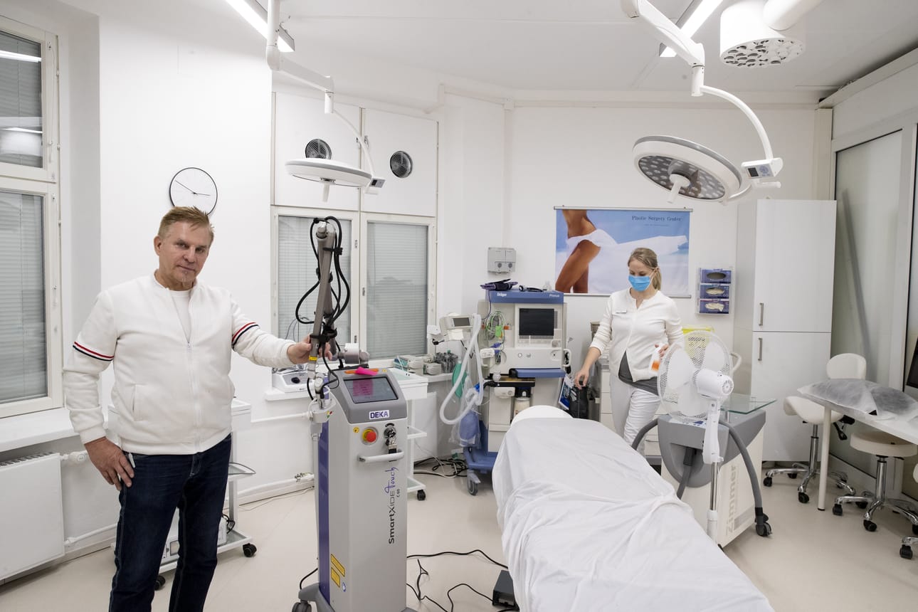 Oulussa toukokuussa aloittaneen Plastic Surgery Center Oulun liiketoimintajohtaja Jouko Knuuti esittelee klinikan leikkaussalia, jossa sairaanhoitaja Anu Honkanen oli juuri tehnyt asiakkaalle laserhoitoa.