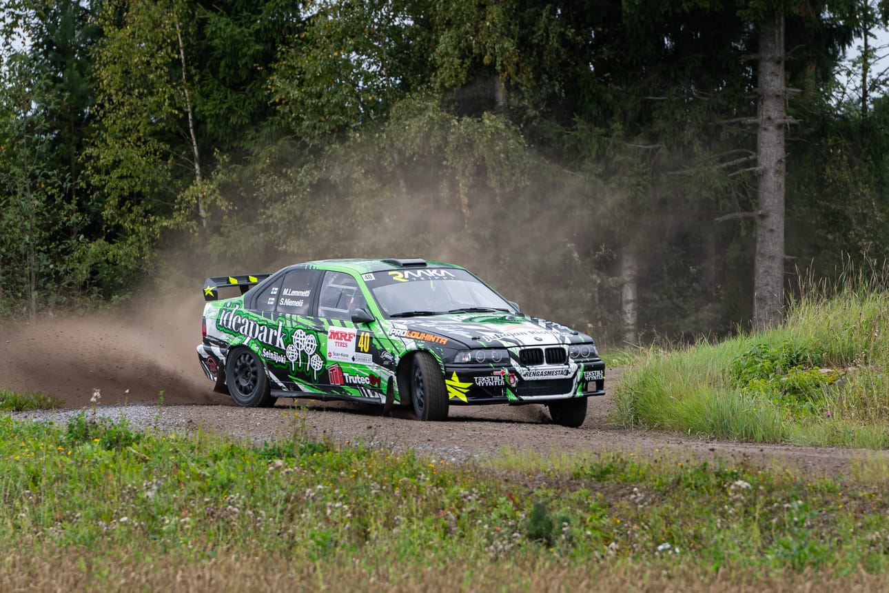 Ylistarossa Aseman koulun seutuvilla ajetaan lauantaina SM-rallisprinttiä. Kuvassa soraa lennättää laihialainen Mika Lemmetti.