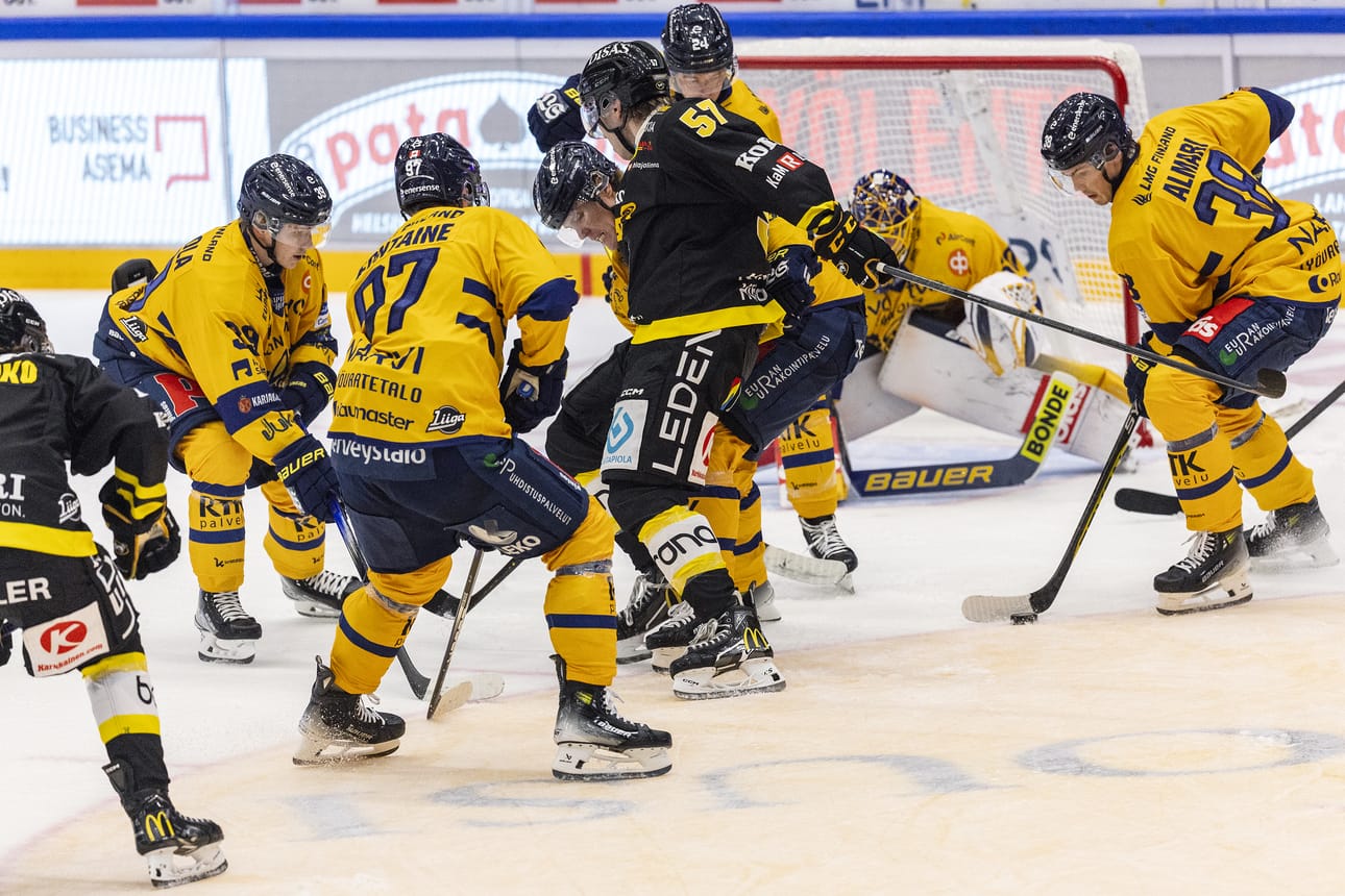 Kärpät ja Lukko ottavat toisistaan mittaa Raksilassa. Kuva joukkueiden aikaisemmasta kohtaamisesta viime syksyltä.