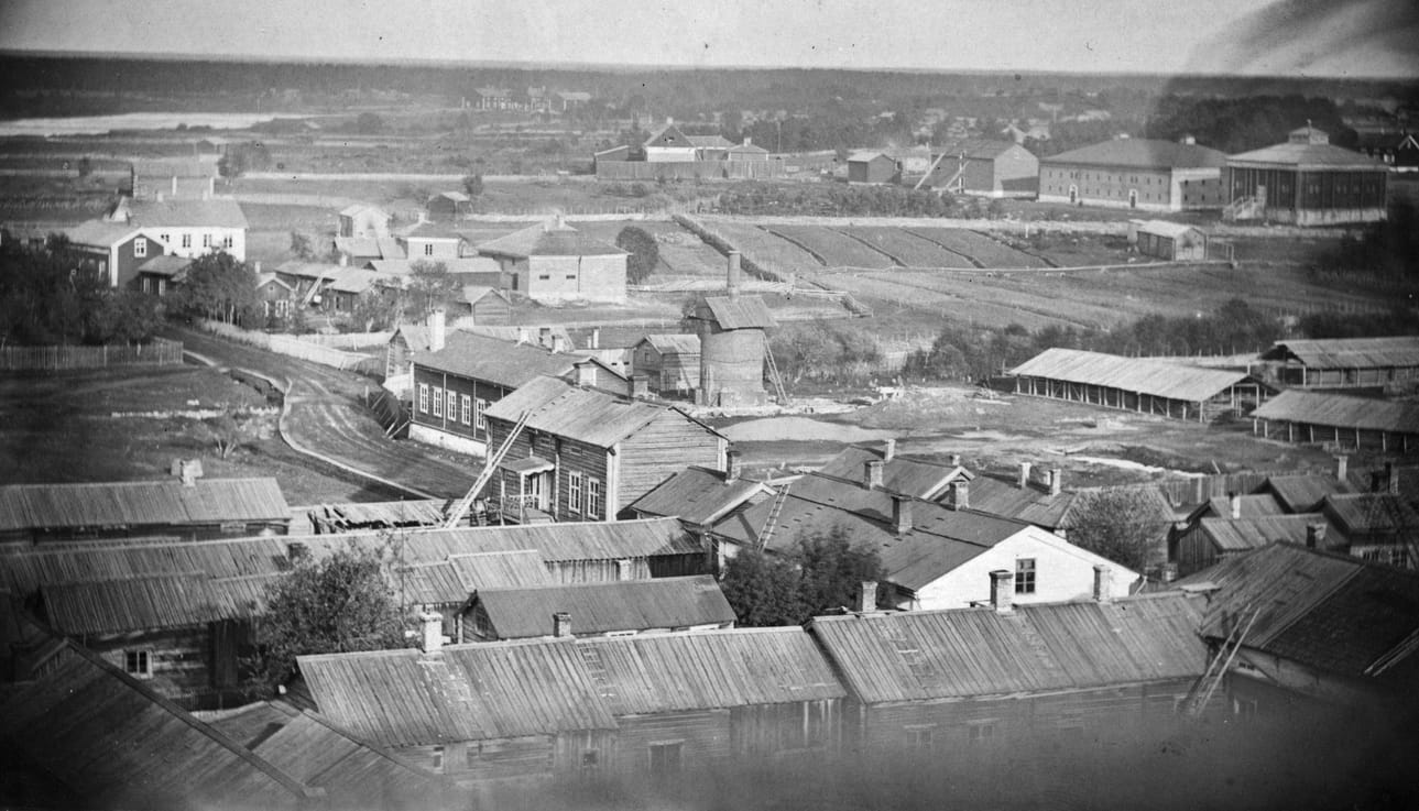 Näkymä kirkon tornista lääninvankilaan ja kasarmille päin 1800-luvulla. Oikealla yläkulmassa entiset kruunun viljamakasiinit, oikealla näkyvä tiilitehdas ja keskellä oleva fajanssitehdas ovat hävinneet. Etualalla olevat talot paloivat vuonna 1884 tulipalossa.