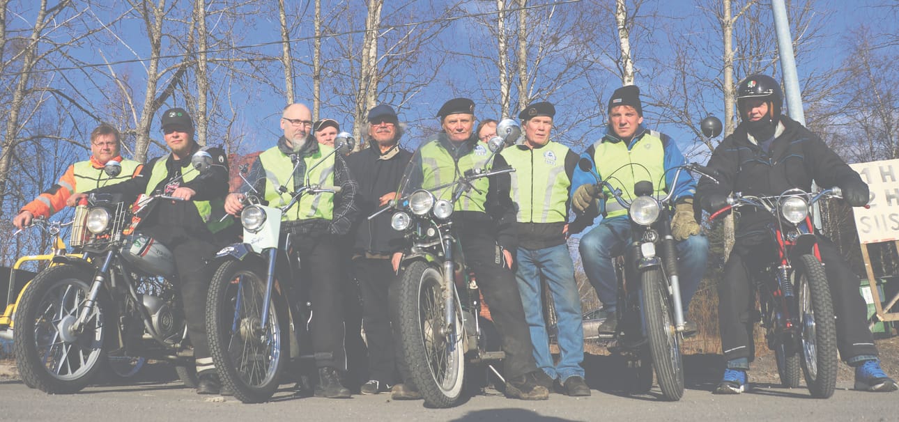 Papparazzit kokoontuvat Kempeleen Shellille joka tiistai pullakahvittelemaan ja puhumaan vanhoista mopoista.