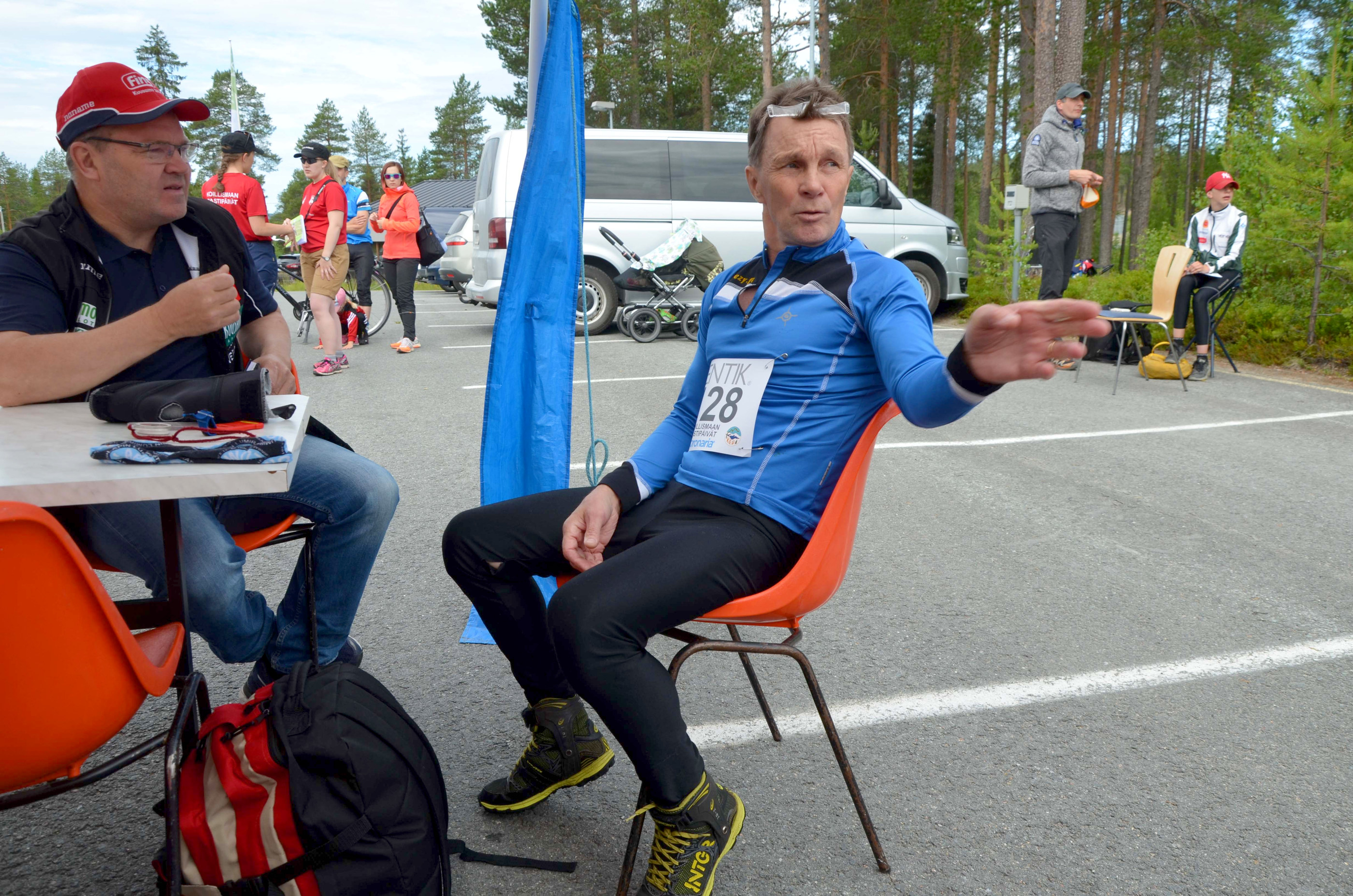 Kuusamon kilpailujen johtaja Jari Oikarainen ja Anse Määttä vaihtamassa kuulumisia