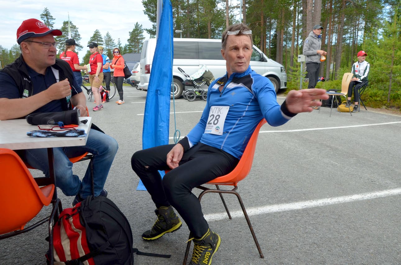 Kuusamon kilpailujen johtaja Jari Oikarainen ja Anse Määttä vaihtamassa kuulumisia