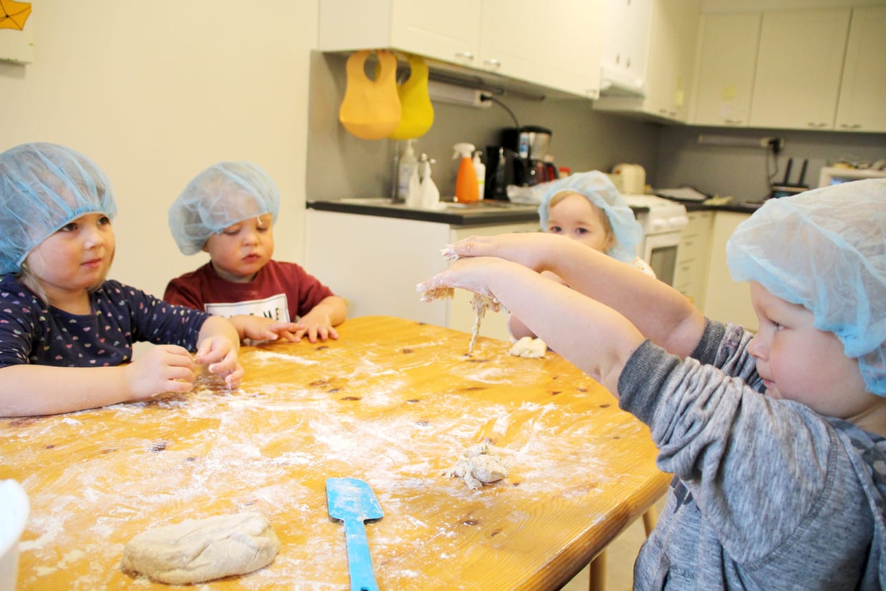 Marjametsässä tykätään leipoa. Sämpylöitä pyörittelemässä Peppi, Viljami, Aino ja Daniel.