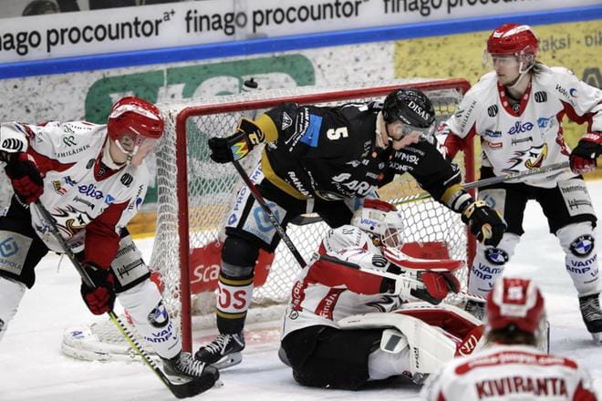 Kärppien Lasse Kukkonen kävi ajoittain aiheuttamassa hämminkiä Sami Aittokallion vartioimalla Sportin maalilla. KUVAT: JUKKA LEINONEN
