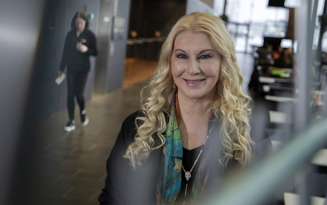 Yliopistoihin tarvitaan monenlaista asiantuntemusta. Työelämäprofessori Helena Åhman sanoo huomanneensa, että ristiriitatilanteet päättyvät sopuratkaisuun yleensä silloin, kun läsnä on kaksi elementtiä: suoruus ja myötätunto.