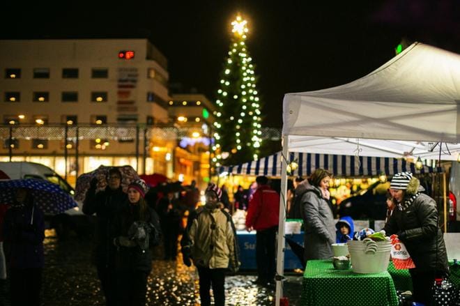 Vaasan torille toivotaan ensi viikonloppuna joulutunnelmaa. Joulunavauksessa voi ihastella kaupungin jouluvaloja ja nauttia turvallisesti markkinahumusta. ARKISTOKUVA: MINNA HIRVELÄ