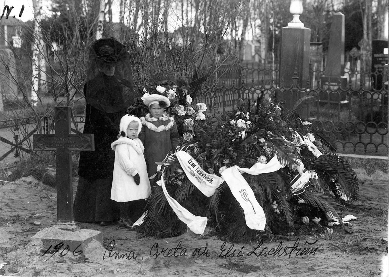 Ernst Lackströmin leskellä on kuvassa hyvin peittävä mureluuri. Kuva vuodelta 1906.