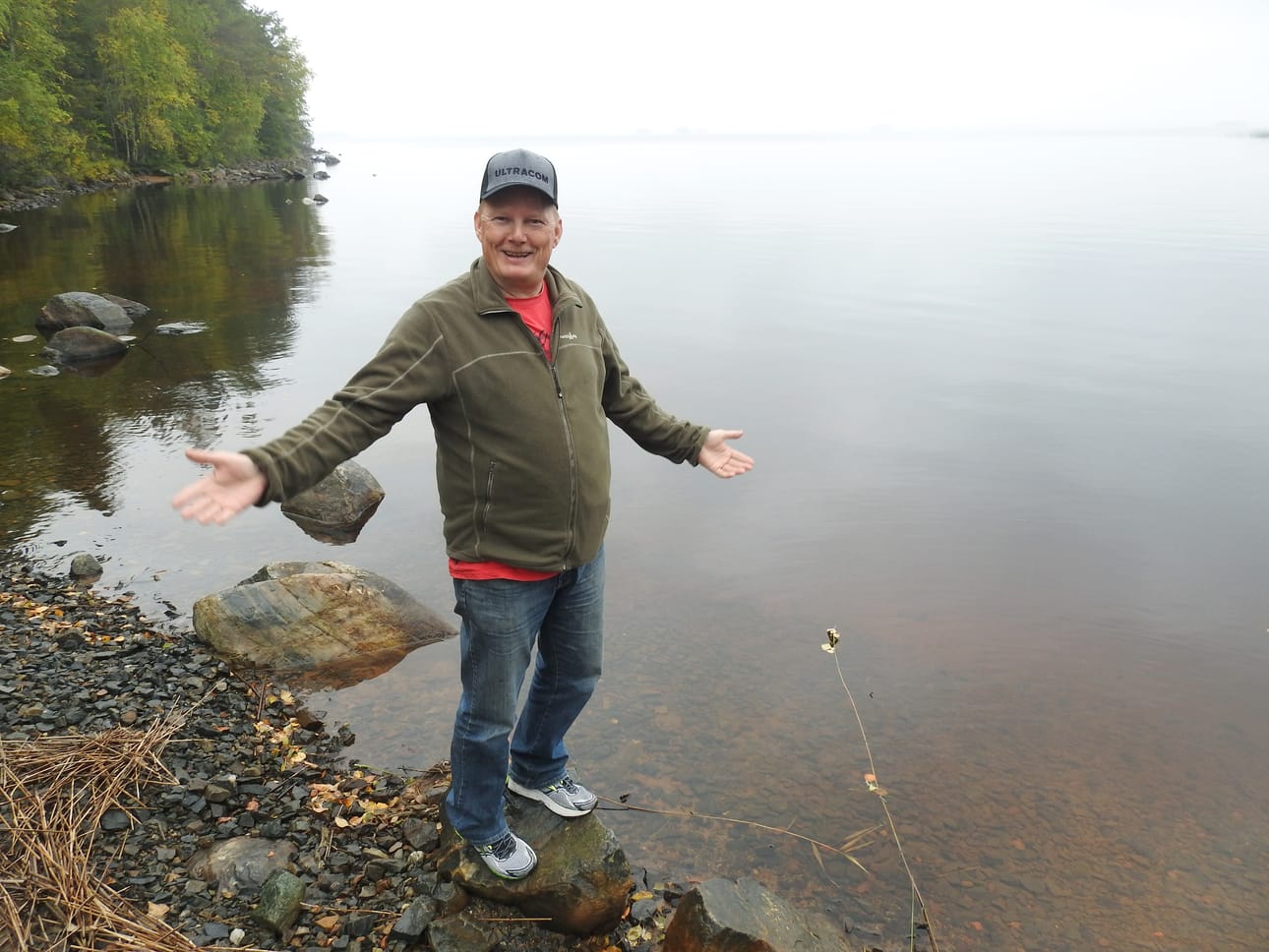 Kalastaja Esko Korhonen paikalla, josta purkuputki laskee Nuasjärveen.