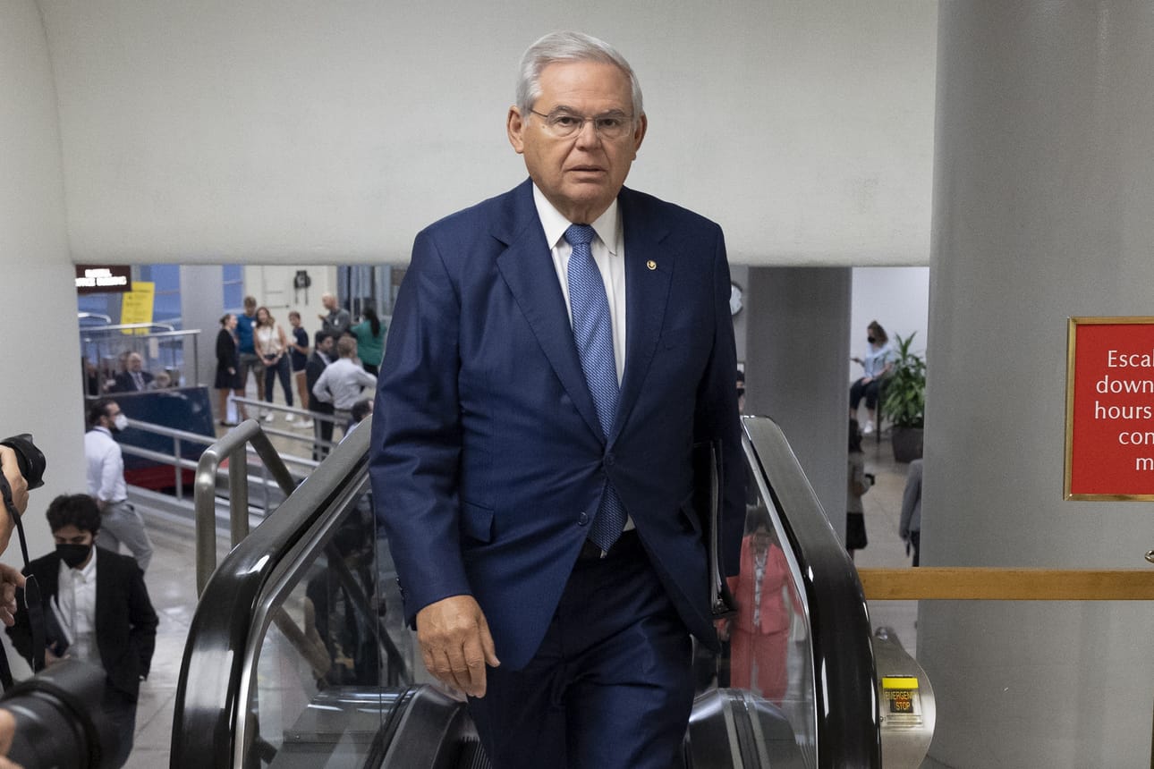 Senaatin keskustelun avasi ulkoasiainvaliokunnan puheenjohtaja, demokraatteja edustava senaattori Bob Menendez.