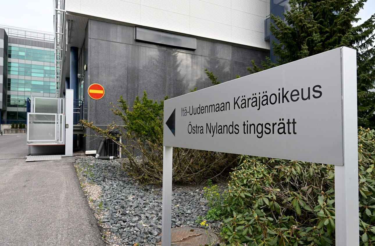 Koska joukossa on seksuaalirikossyyte, käräjäoikeuden istunto tullaan käymään ainakin osin suljettujen ovien takana. LEHTIKUVA / Jussi Nukari