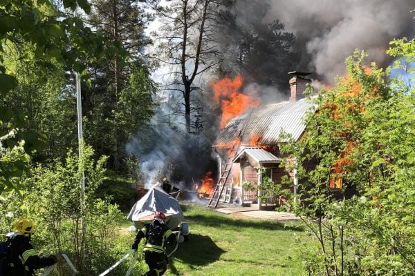 Huvila on täyden palon vaiheessa, pelastuslaitos tiedottaa. KUVA: NOORA EKSTRÖM/LUKIJAN KUVA