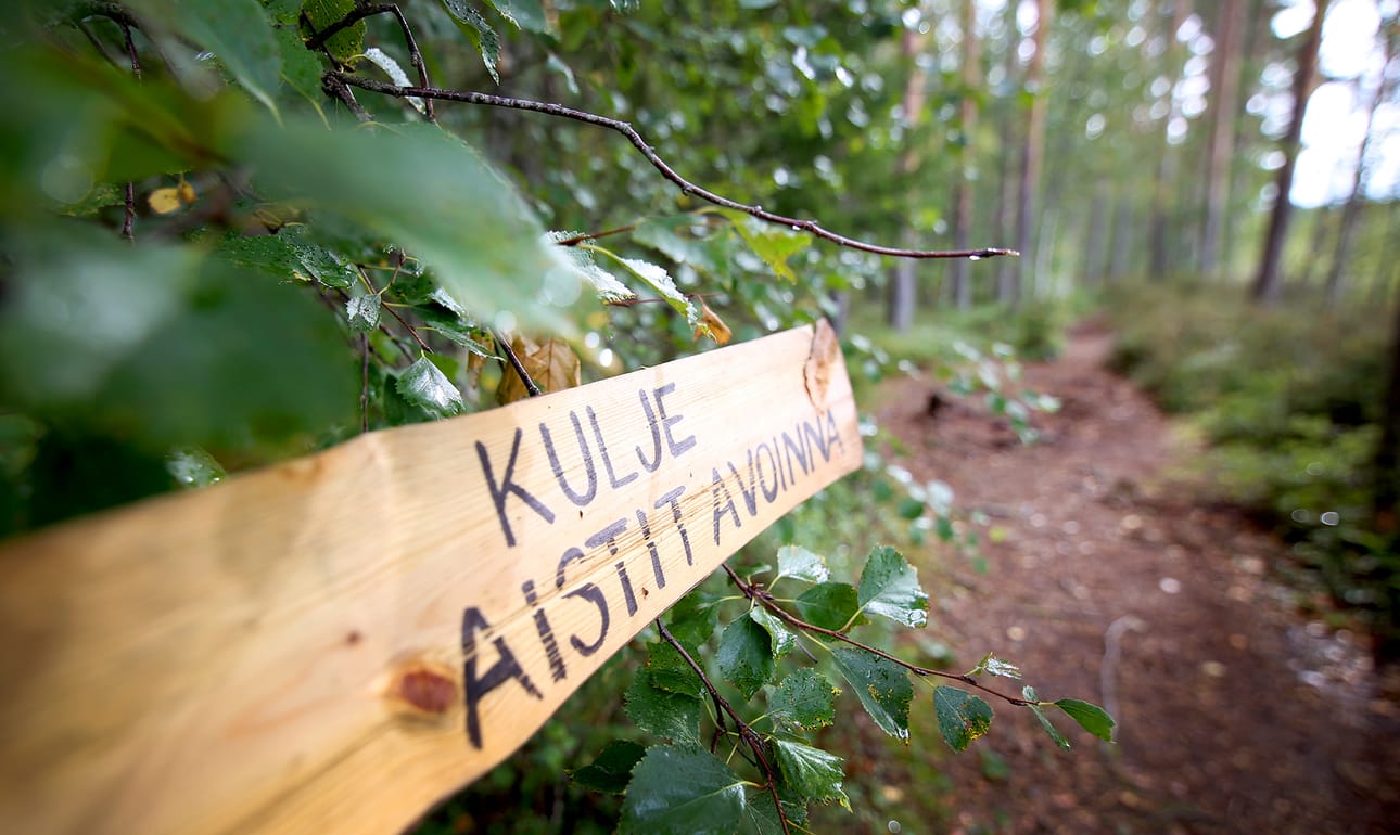 Huutilammen luontopolulla muistutetaan kulkemaan aistit avoinna.