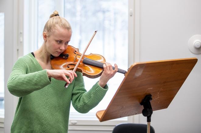 Anniina Kivimäen päivät täyttyvät musiikista ja urheilusta. Hän opiskelee viulunsoittoa Jyväskylän konservatoriossa. KUVA: VALTTERI VAINIO
