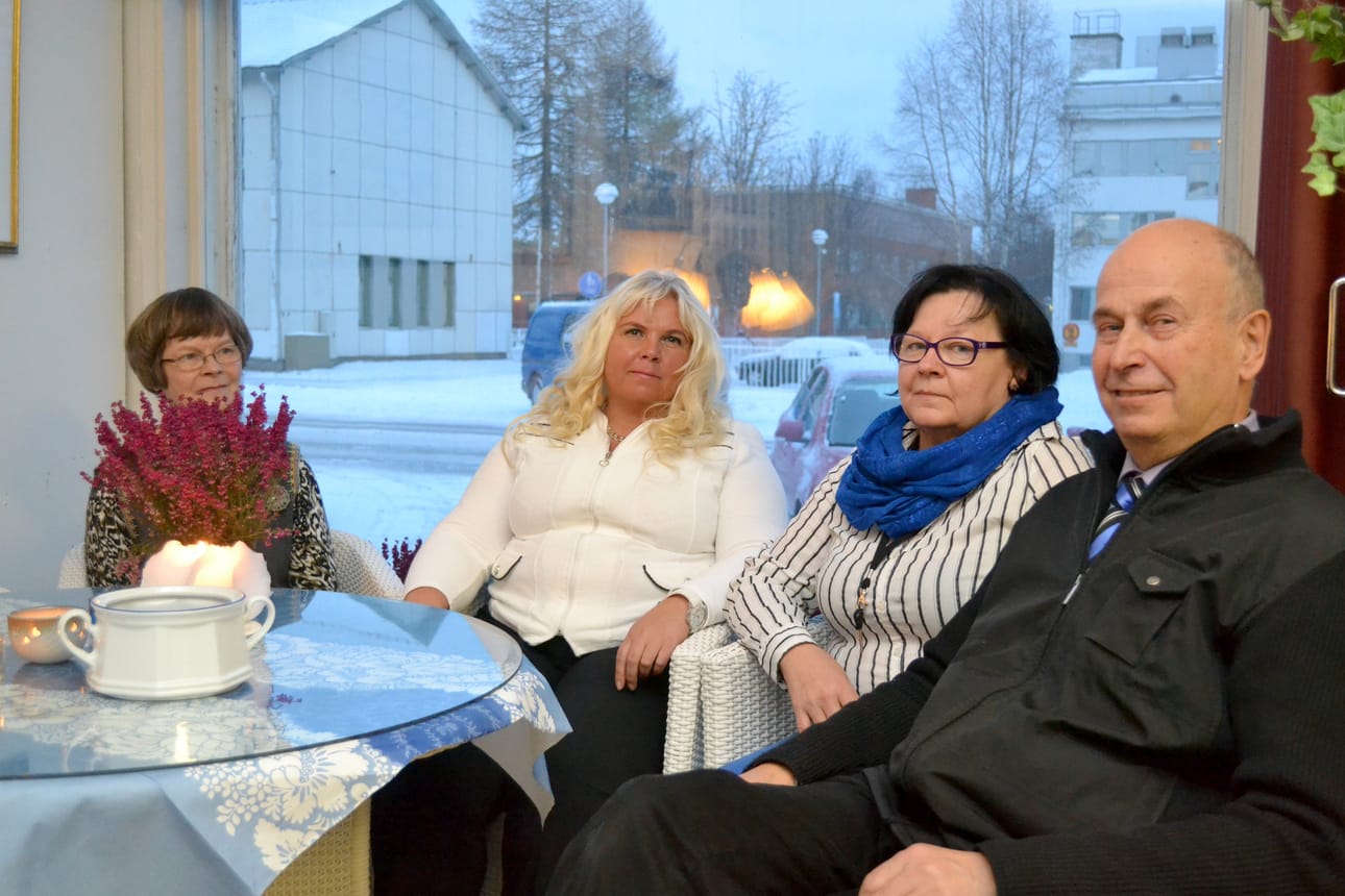 Martti Turunen, Pirkko Karioja, Susanna Aikkila ja Saara Homenen olivat tiistaina kiitoskahveilla kokoomuksen vaalikahvila Korvassa.