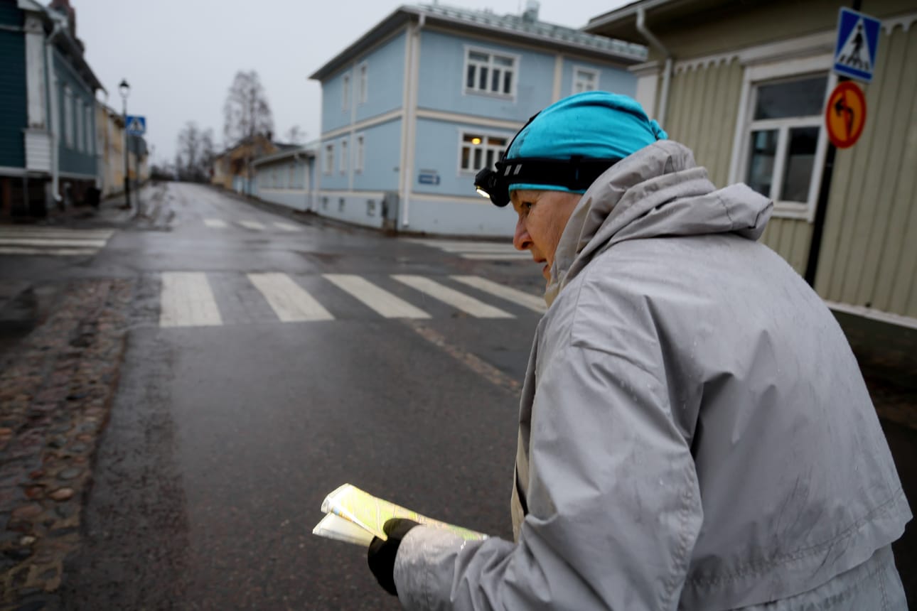 Riitta Mattila on monen muun tavoin suojannut karttansa muovipussilla. Suunnistuksen aikana ilta ehti hämärtyä, joten otsalamppuakin tarvittiin kaiken aikaa enemmän.