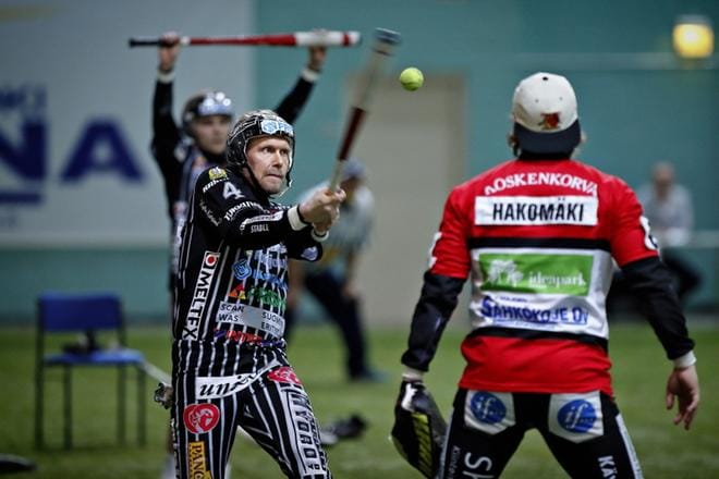 Kun pelitahti on todella kova, Henri Puputti opastaa nuorempia pesäpalloilijoita tekemään oikeita valintoja levon ja ruokailun suhteen. ARKISTOKUVAT: TOMI KOSONEN