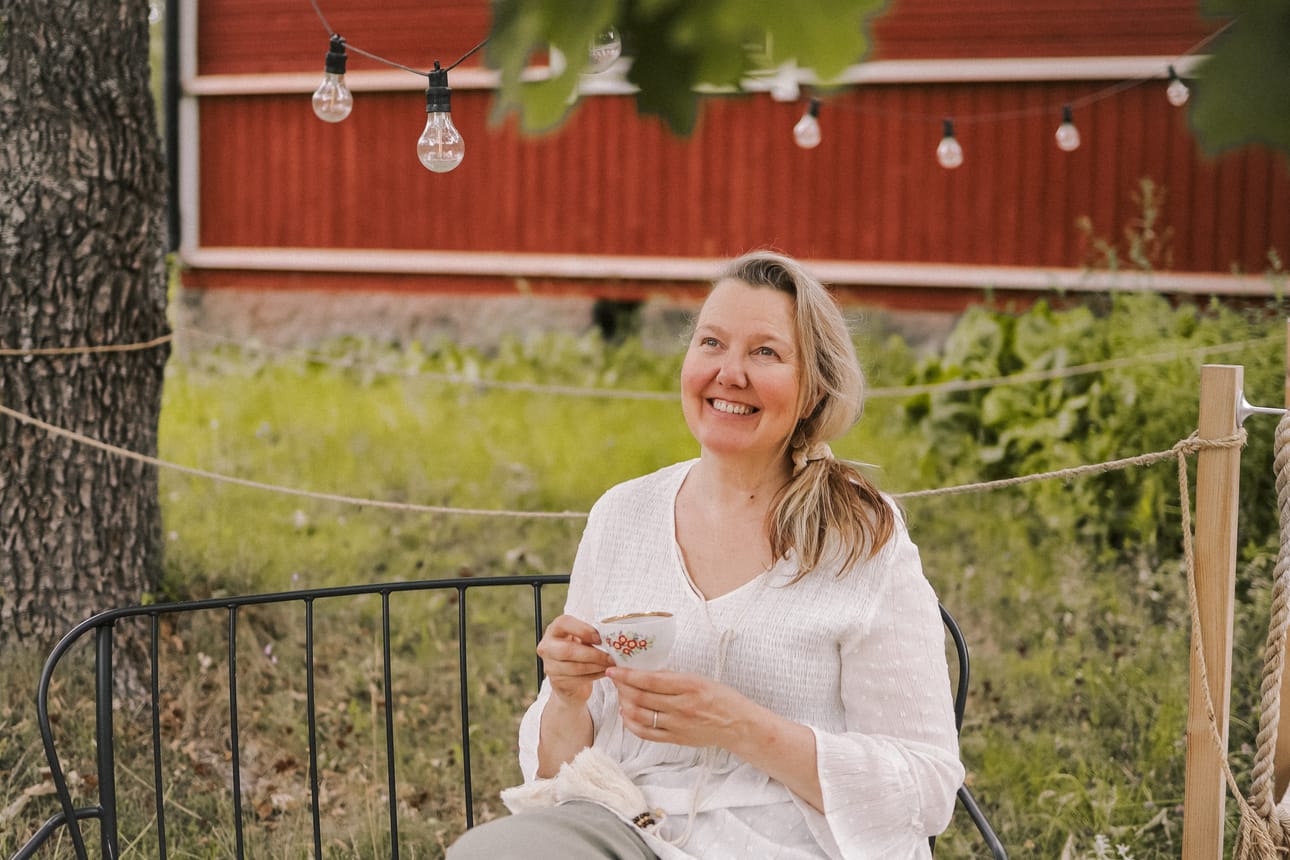 Kahvitteluun tammen alla Eliisa Kellbergillä on aikaa sitten kun valot voi sytyttää syyspuolen hämärillä.