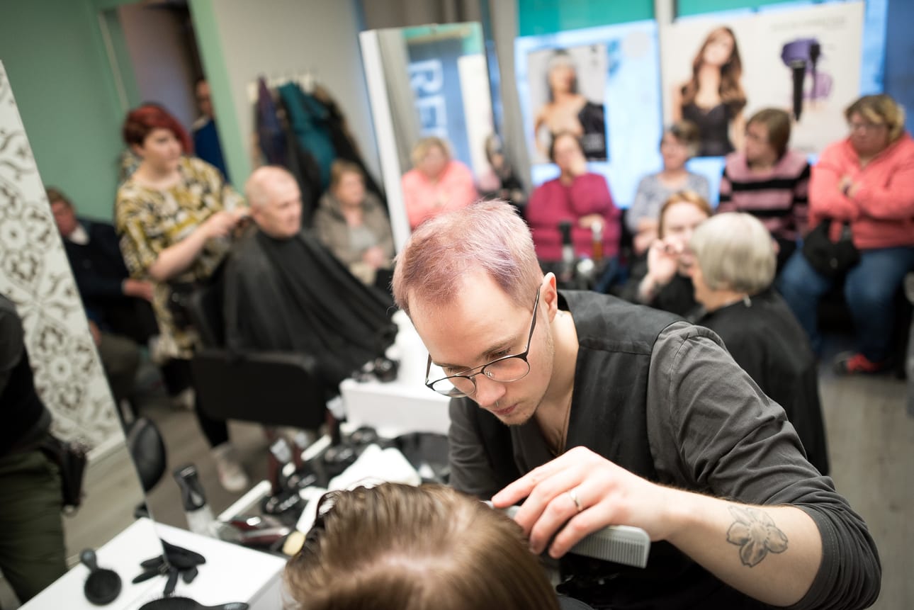Marko Välijärvellä ja muilla hyväntekeväisyystempaukseen osallistuneilla hiusalan ammattilaisilla piti kiirettä koko maanantaipäivän.