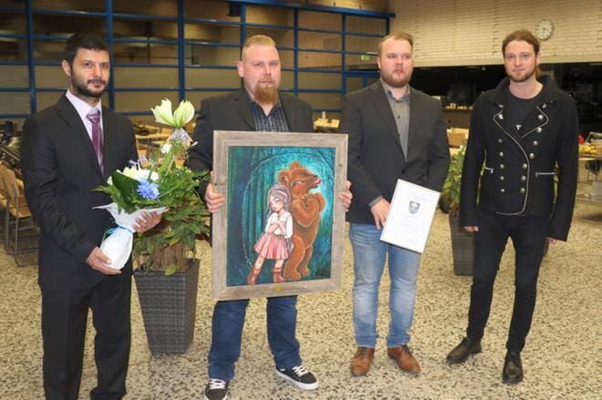 Viime vuonna kaupunki palkitsi Sivuluisurockin. Tapahtuman järjestäneen Juosvil Oy:n Tenyo Tenev, Mikko Huhdanpää ja Jussi Tuomaala sekä tuottaja Jaakko Erkinheimo vastaanottivat palkintoteoksen entisellä Lentosotakoululla, jossa nauhoitettiin itsenäisyysjuhla marraskuun lopussa. Juosvil-yrittäjiin kuuluu myös Ville Nieminen. KUVA: MARIANNE LÄHDE