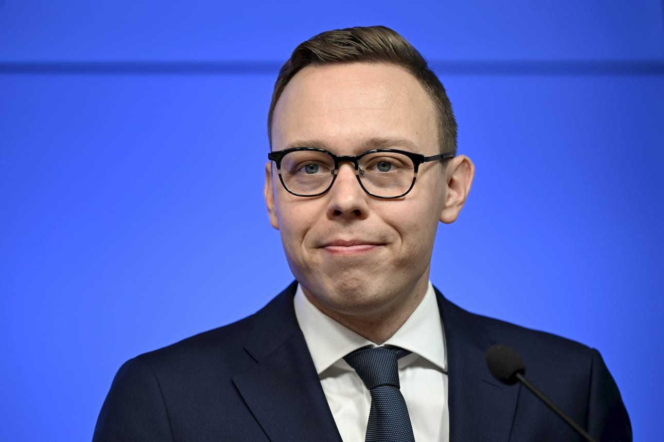 Työministeri Matias Marttinen (kok.) kertoi tiedotustilaisuudessa, että lakimuutoksen tarkoitus on varmistaa, että Suomeen tulevat opiskelijat joutuisi toimeentulovaikeuksien vuoksi heikkoon asemaan.