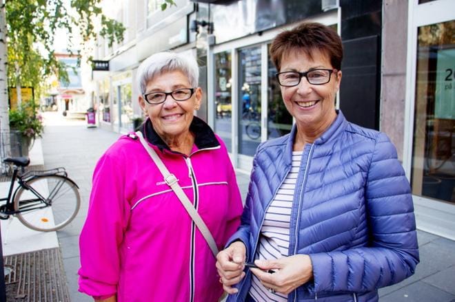 Maj-Britt Grönbergille ja Ulla Granströmille tärkeintä ovat vanhustenhuolto, sairaanhoito ja koulut. Vanhuksille ei ole tarpeeksi hoivakoteja, joten he sinnittelevät kotonaan ja joutuvat siitä sairaalaan. – Miten se on mahdollista, kun heidän määränsä on ollut tiedossa? naiset kysyvät. KUVAT: TIINA JUUJÄRVI