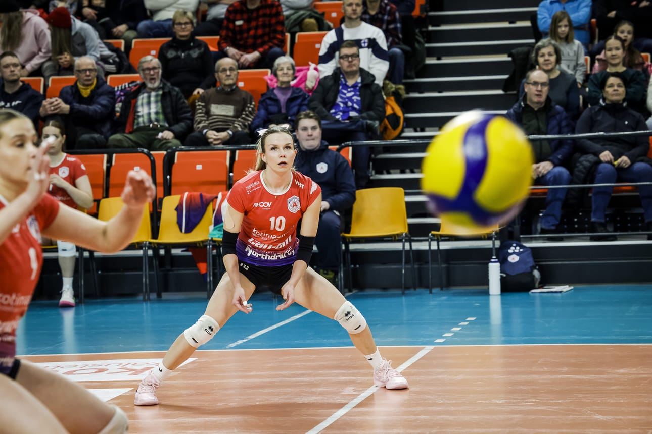 Noora Kallinen on vain 22-vuotiaana yksi Arctic Volleyn kokeneimpia pelaajia.