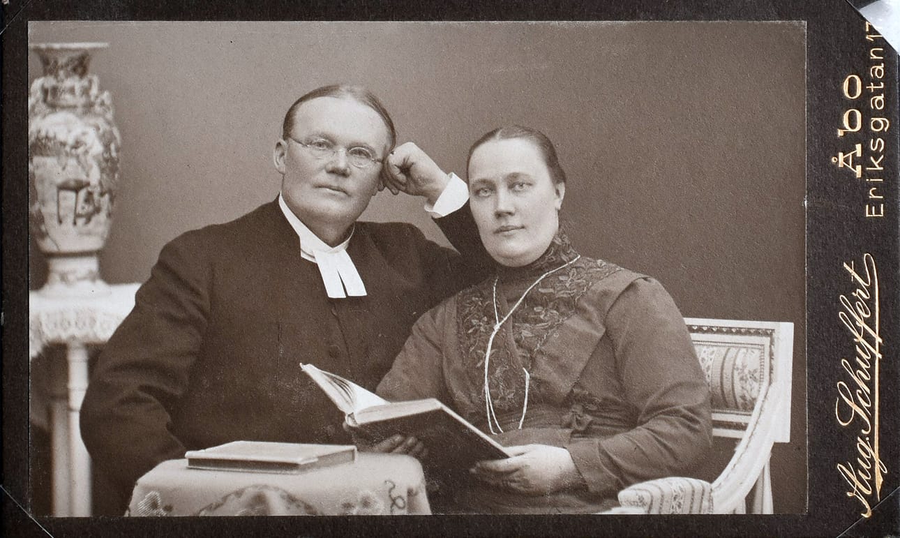 Pekka ja Adele Korhonen asuivat Säkylässä vuosina 1900–1928. Adele muistetaan Säkylässä aktiivisena toimijana yhdistyksissä.
