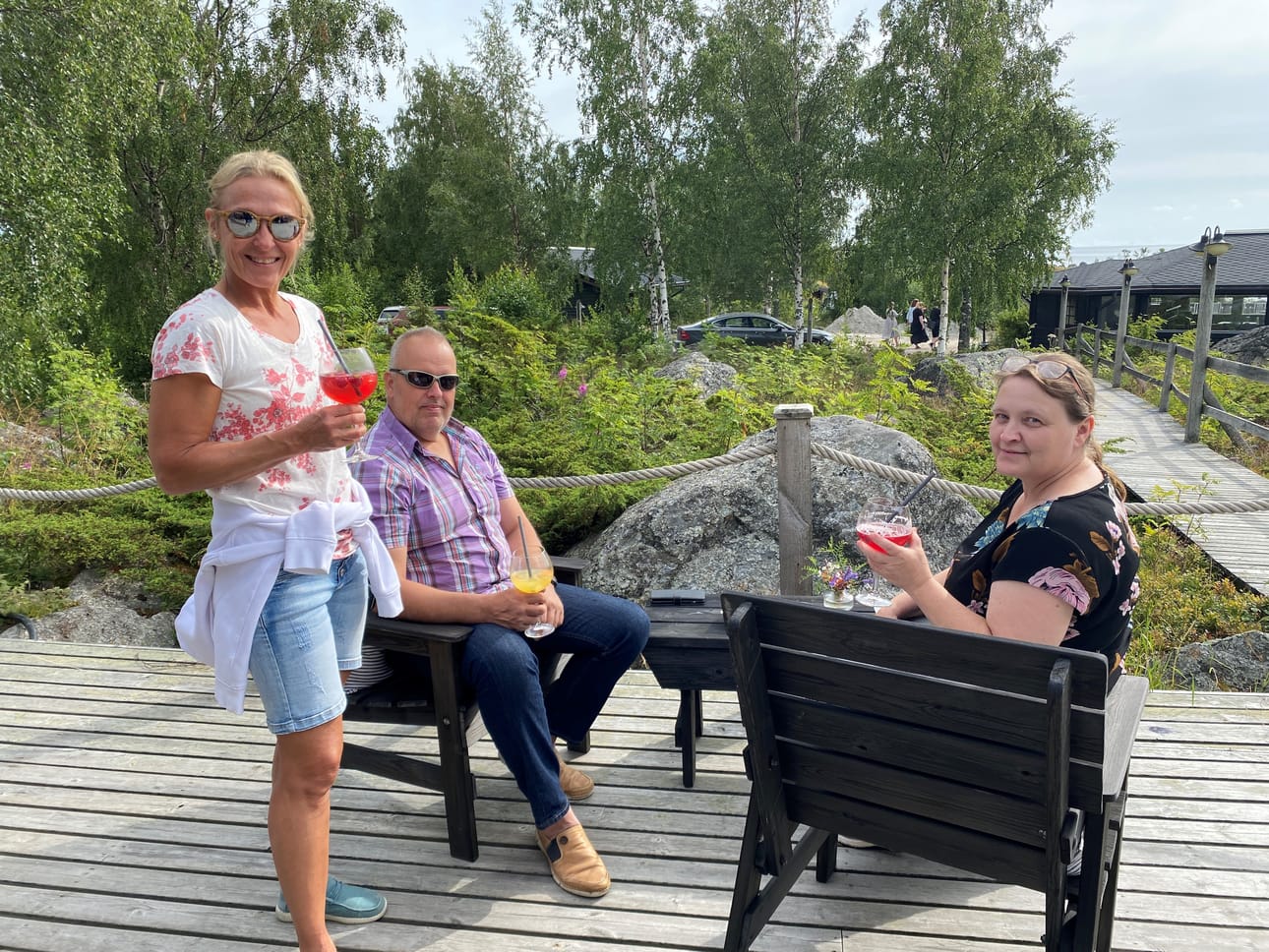 Nina Bergkulla (vas.) houkutteli Vesa ja Eija Lallin Vaasan Merikaarrosta käymään Kalle’s Inn Resortissa drop in -iltana. He nauttivat mocktailit. – Onpa ihana paikka. Loistavaa, että tämä on nyt uudestaan auki, Lallit sanovat.