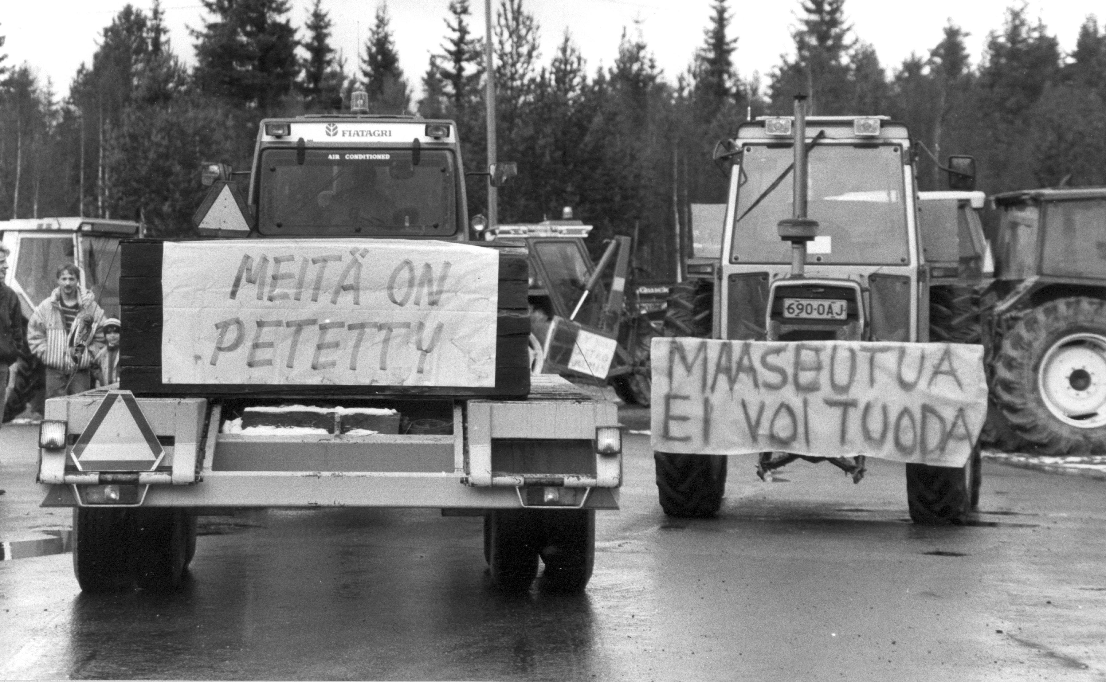 MTK: Senaatintorille vyöryy huomenna 300 traktoria – katso kuvia traktorimarsseista menneinä vuosina