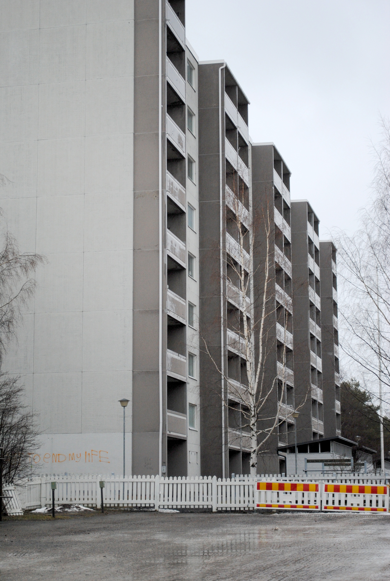 Poliisi tietää, että Kari Suhosen kuolemaan vuonna 2001 liittyy varmuudella henkirikos. Suhonen tunnettiin alueella hiljaisena ja kohteliaana miehenä, joka ulkoilutti isoa koiraansa.