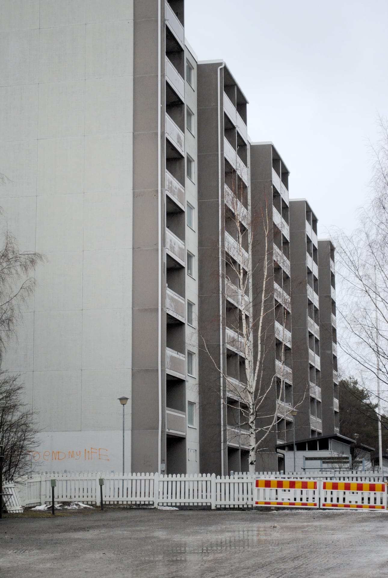 Poliisi tietää, että Kari Suhosen kuolemaan vuonna 2001 liittyy varmuudella henkirikos. Suhonen tunnettiin alueella hiljaisena ja kohteliaana miehenä, joka ulkoilutti isoa koiraansa.