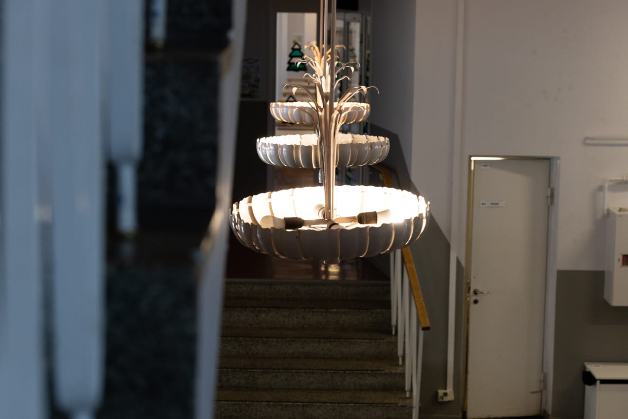 Oulunsuun koulun aulatiloissa on kattovalaisimia, jota eroavat ulkomuodoltaan selvästi koulun muista valaisimista.