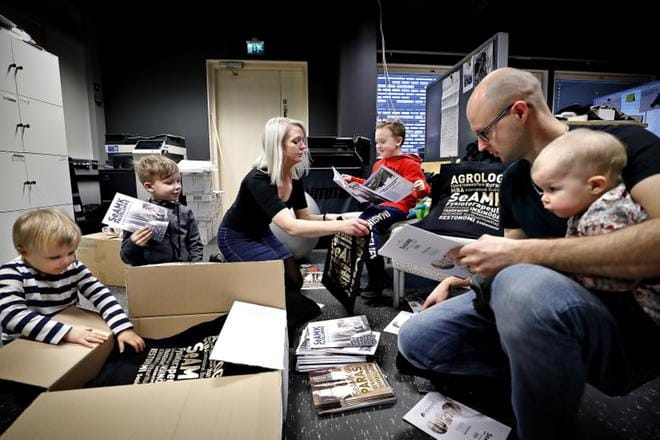 Sampo ja Urho Rauhala, Inkeri Sormunen ja Lenni Hautamäki sekä Tuomas ja Eedit Rauhala täyttivät ammattikorkeakoulun messukasseja perjantaina yhdessä. KUVAT: TOMI KOSONEN