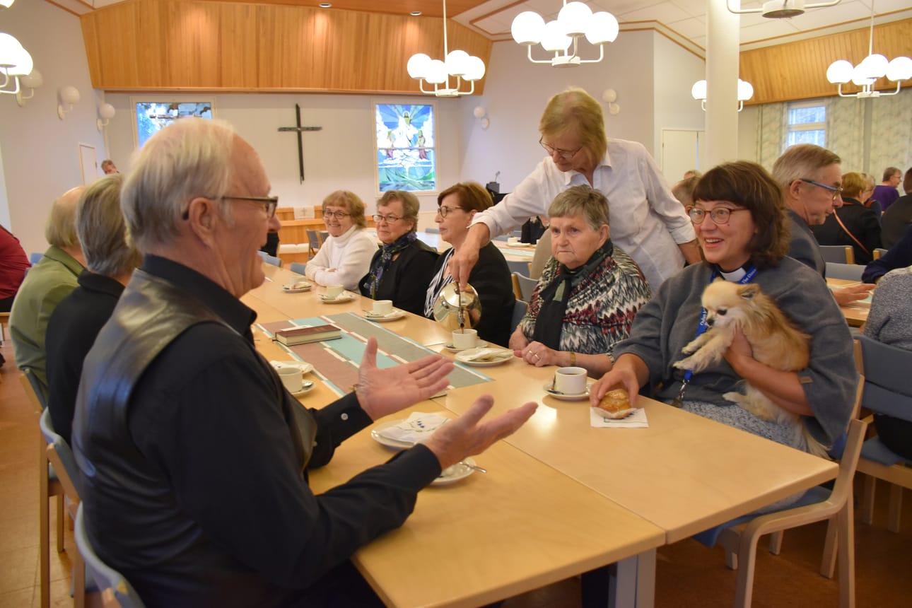Seurakuntatalolla kirkkokahveilla Arponen toi Rolle-koiransa yleisön nähtäville.