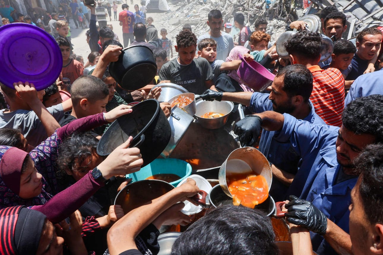 Gazan aluetta uhkaa nälänhätä yli puolitoista vuotta jatkuneen sodan vuoksi. Kuva on otettu keskiviikkona ruoanjakelupisteellä Gazan kaupungissa. LEHTIKUVA/AFP