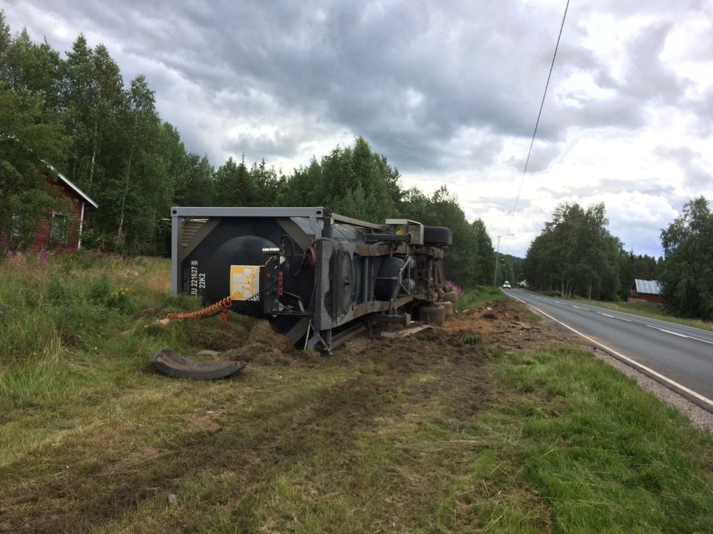 Raskasta ajoneuvoa nostettiin tieltä Juoksengin kylän pohjoispuolella.