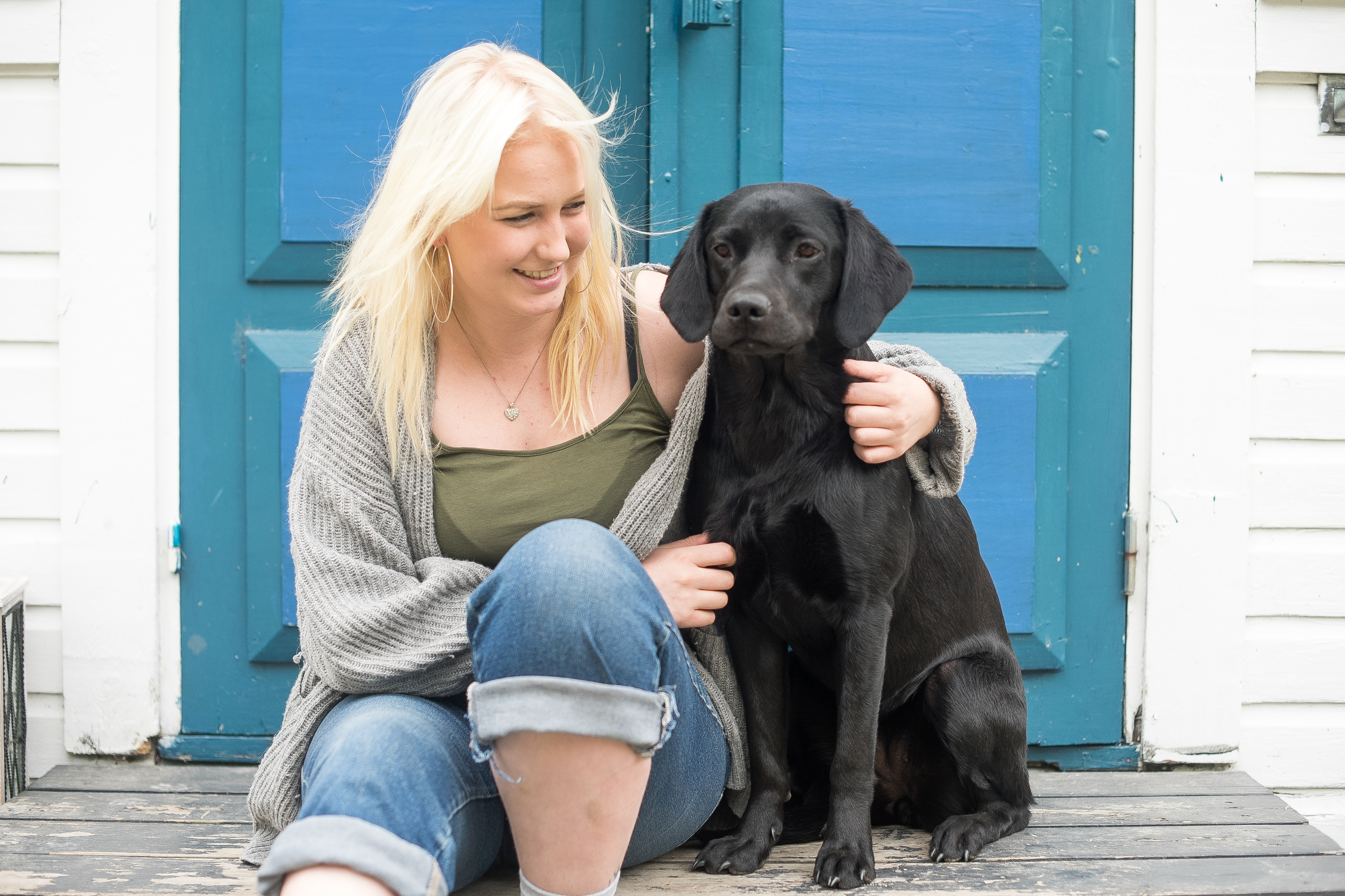 Perheen koirat ovat Linda Laaksoselle yksi ilon lähteistä. Tuoreen ylioppilaan kainalossa nuori labradorinnoutaja Frida.