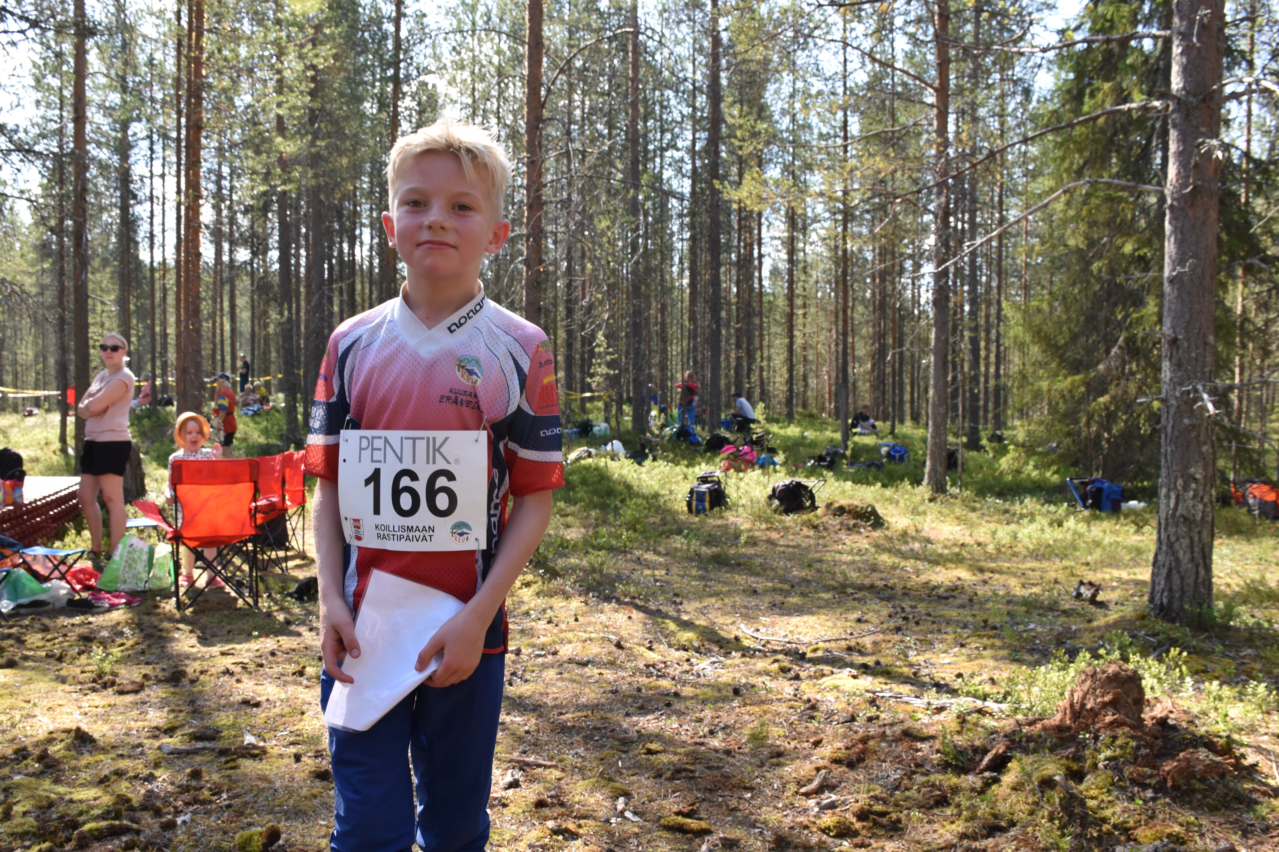 Tuukka Murtovaara sijoittui lauantain kisoissa 10-vuotiaiden poikien sarjassa Kuusamon Erä-Veikoista parhaiten: neljänneksi. Murtovaara sanoo, että suunnistaminen sujuu aivan yhtä hyvin helteellä kuin muulloinkin. Vasaravaaran reitti oli hänestä vaikeampi kuin Kerkkimännikön.