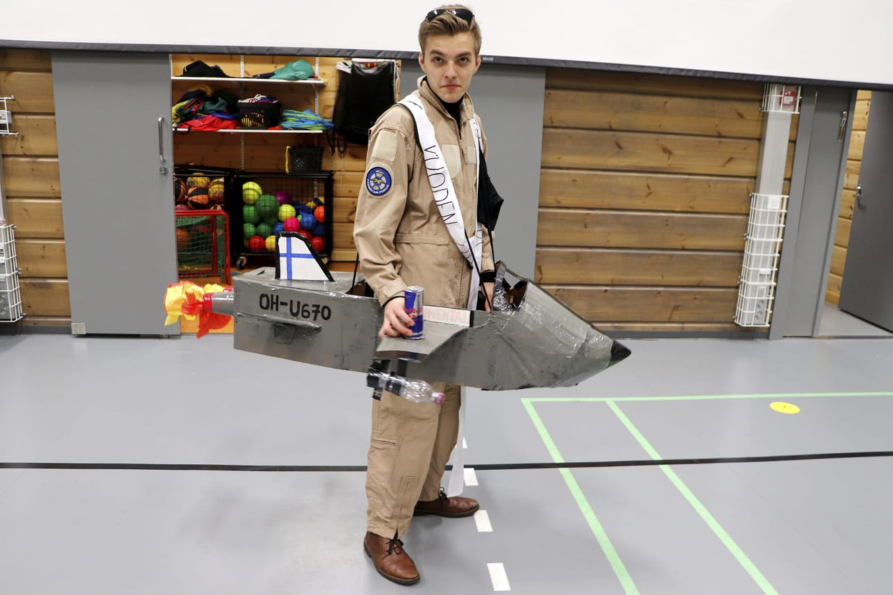 Lentolinjan abin saattoi tunnistaa F-35 hävittäjää muistuttavasta asusta, jonka kantaja Red Bull-tölkkeineen muistutti, että myös Pudasjärven lukio antaa siivet.