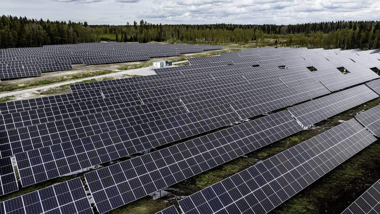 Uusiutuvan energian nopean kehittämisen alueiden ensimmäisellä nimeämiskierroksella tarkastellaan vain aurinkovoimatuotannolle ja mahdollisesti siihen liittyvälle energiavarastolle soveltuvia alueita. Kuvituskuva.