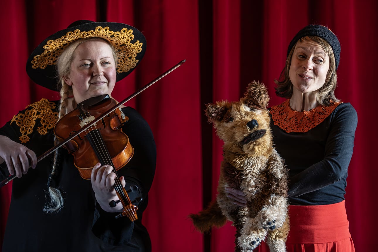 Muusikko Niina Mäkiharju ja näyttelijä Anna Kurikka etsivät lapsiyleisön kanssa rakkautta, joka on kadonnut Möhkömäen kylästä. Osallistava esitys on tekijöiden mukaan visuaalinen, leikkisä herkkä ja kaunis.