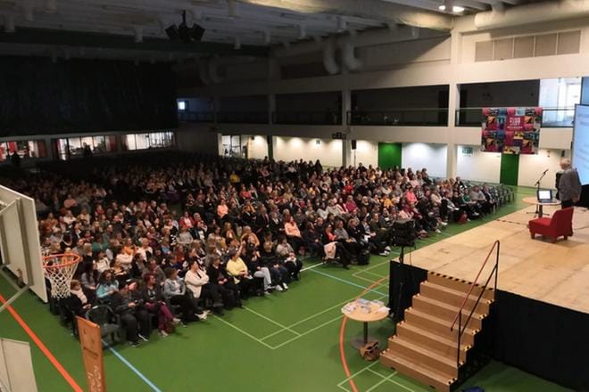 Anssin Jussin Areenan sali Ylihärmässä täyttyi syyskuisena tiistaina naisvoittoisesta yleisöstä, joka halusi kuulla Jari Sinkkosen näkemyksiä lastenkasvatuksesta. KUVA: MAARIA KOIVULA-TALKKARI